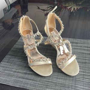 Badgley Mischka Color: Ivory Satin 9